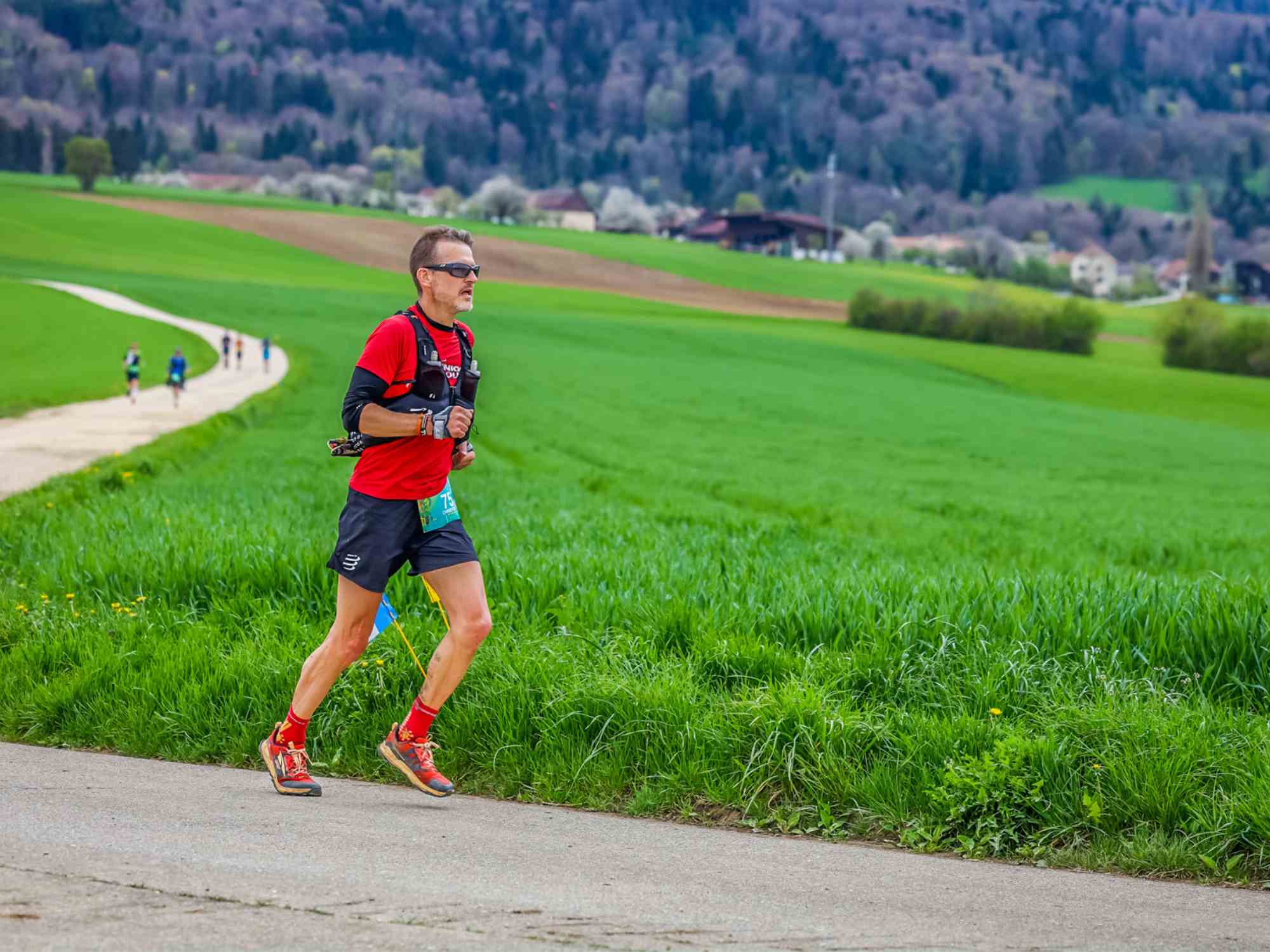 Athlète réalisant des exercices de fractionné sur un sentier de montagne. 